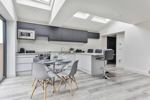 Fridge, microwave, oven, stovetop - Spacious, Modern 2 bed Apartment with ensuites (Sheffield)