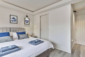 2 bedrooms, iron/ironing board, free WiFi, bed sheets - Spacious, Modern 2 bed Apartment with ensuites (Sheffield)