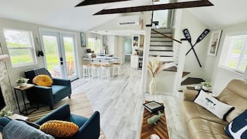 Smart-TV, Kamin, Bücher