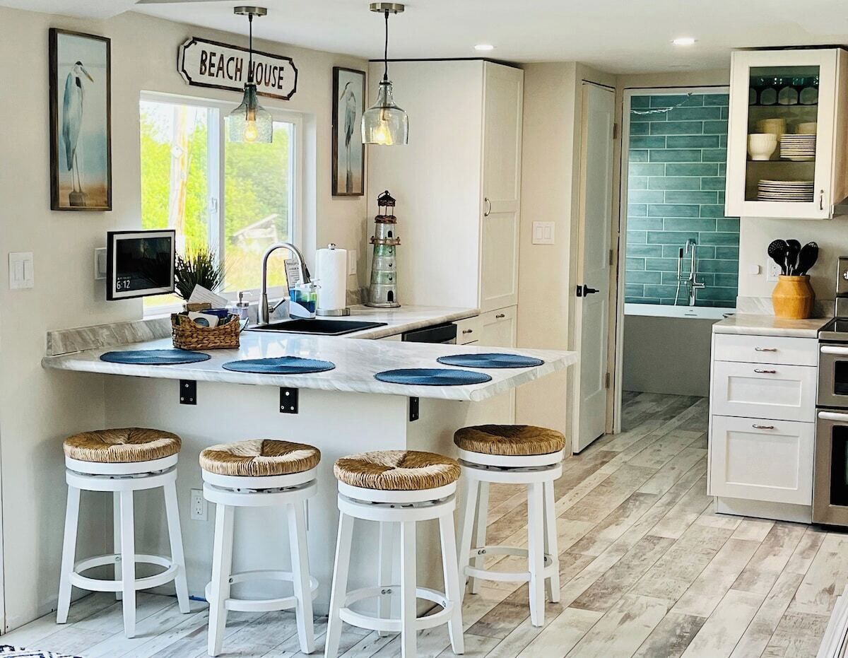 The kitchen peninsula makes for the perfect spot to enjoy your home cooked meals in our fully equipped kitchen. 