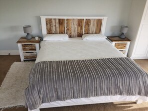 3 bedrooms, WiFi - River Villa  (East London)