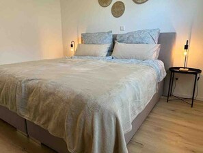 3 Schlafzimmer, Schreibtisch, Bügeleisen/Bügelbrett, WLAN