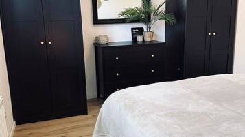 3 slaapkamers, een bureau, een strijkplank/strijkijzer, wifi