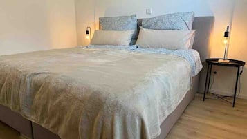 2 bedrooms, desk, iron/ironing board, WiFi