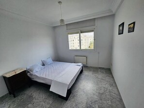 3 عدّة غرف نوم وواي فاي مجانًا وملاءات أسرّة