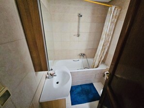 مناشف، صابون، شامبو، ورق حمّام