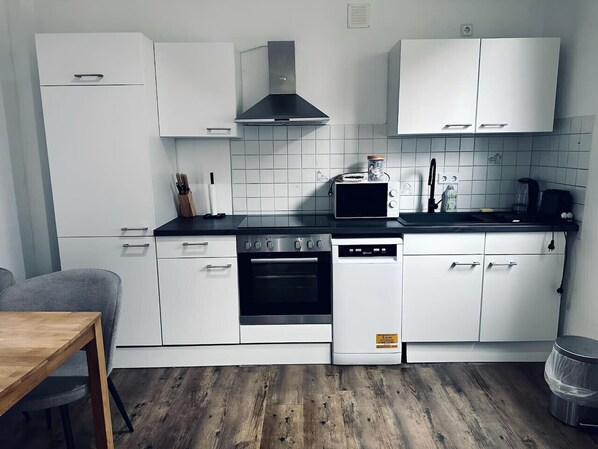 Kühlschrank, Mikrowelle, Ofen, Herdplatte