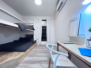 Habitació quàdruple bàsica | Escriptori, cortines opaques, planxa i posts de planxar i wifi gratuïta 