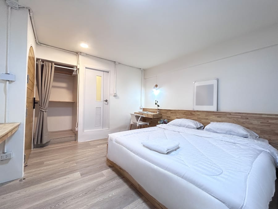 Escritorio, cortinas blackout y tabla de planchar con plancha