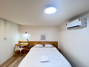 Deluxe Studio (No Window) (1 King Bed) | Schreibtisch, Verdunkelungsvorhänge, Bügeleisen/Bügelbrett