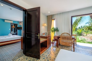 FAMILY CONNECTING ROOM | 1 bedroom, in-room safe, desk, blackout curtains