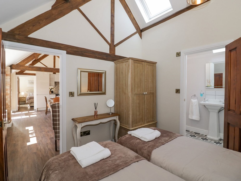 THE NEST, pet friendly, character holiday cottage in Market Bosworth