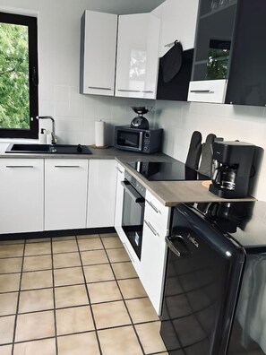 Køleskab, mikrobølgeovn, ovn, kogeplade