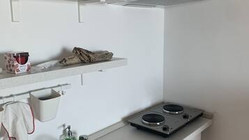 Réfrigérateur, four, plaque de cuisson, cafetière/bouilloire