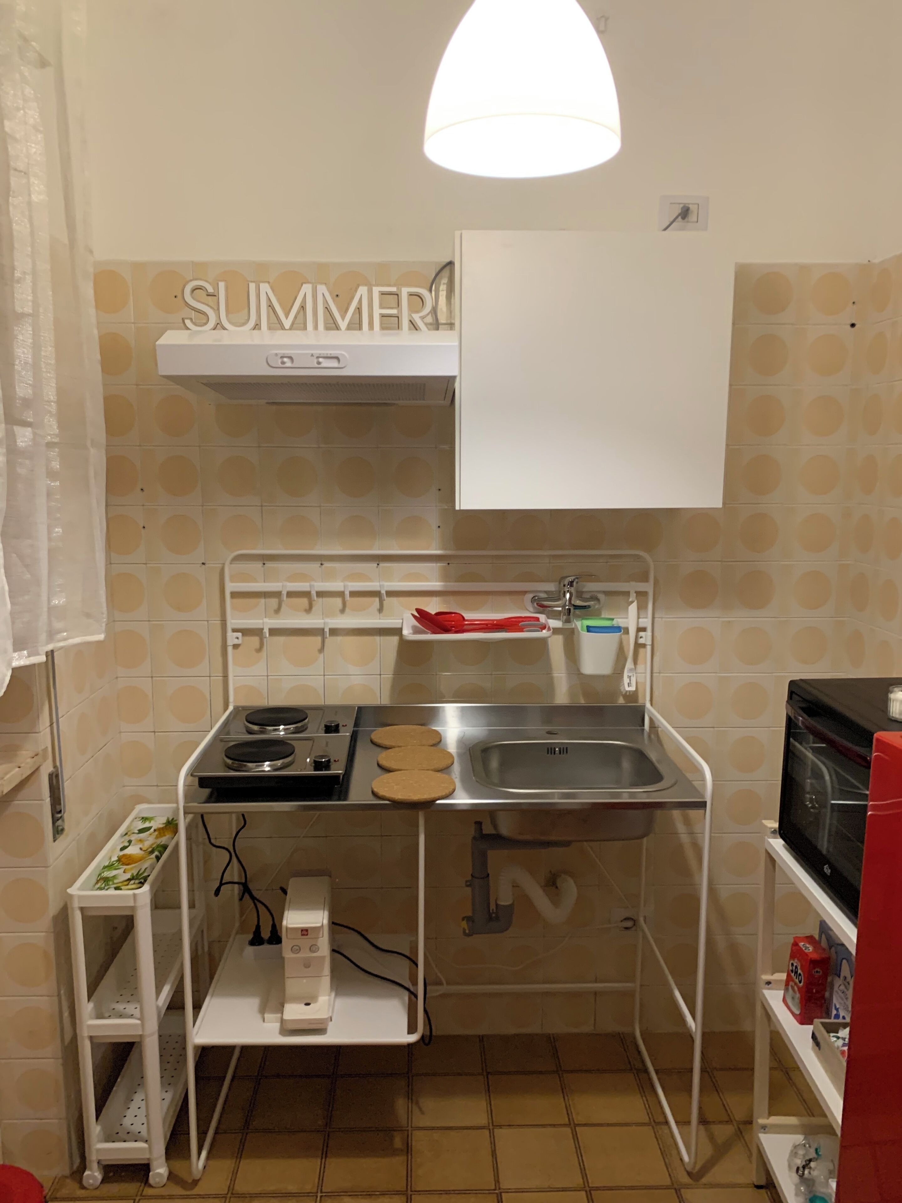 Kühlschrank, Ofen, Herdplatte, Wasserkocher mit Kaffee-/Teezubehör