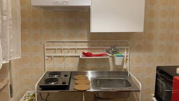 Kühlschrank, Ofen, Herdplatte, Wasserkocher mit Kaffee-/Teezubehör