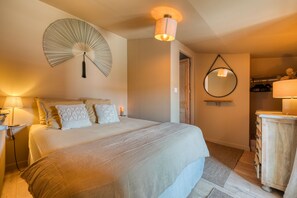 6 slaapkamers, een bureau, een strijkplank/strijkijzer, reisbedje