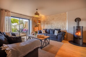 スマートテレビ、暖炉、DVD プレーヤー、テーブルサッカー台