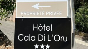 A sign for 'iCertali Residence' with a private property notice and a hotel named 'Hôtel Cala Di L'Oru' with three stars.