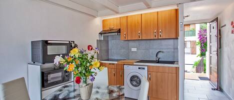 Køleskab, mikrobølgeovn, ovn, kaffe-/temaskine