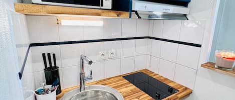Kühlschrank, Mikrowelle, Wasserkocher, Kochgeschirr/Geschirr/Besteck