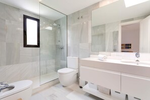 Een douche, een haardroger, handdoeken