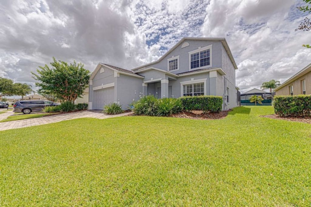 5 bed, 3.5 bath newly refurbished villa on the gated community of Westhaven