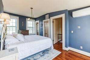 4 bedrooms, desk, iron/ironing board, free WiFi