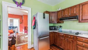 Frigorífico, microondas, horno y placa de cocina