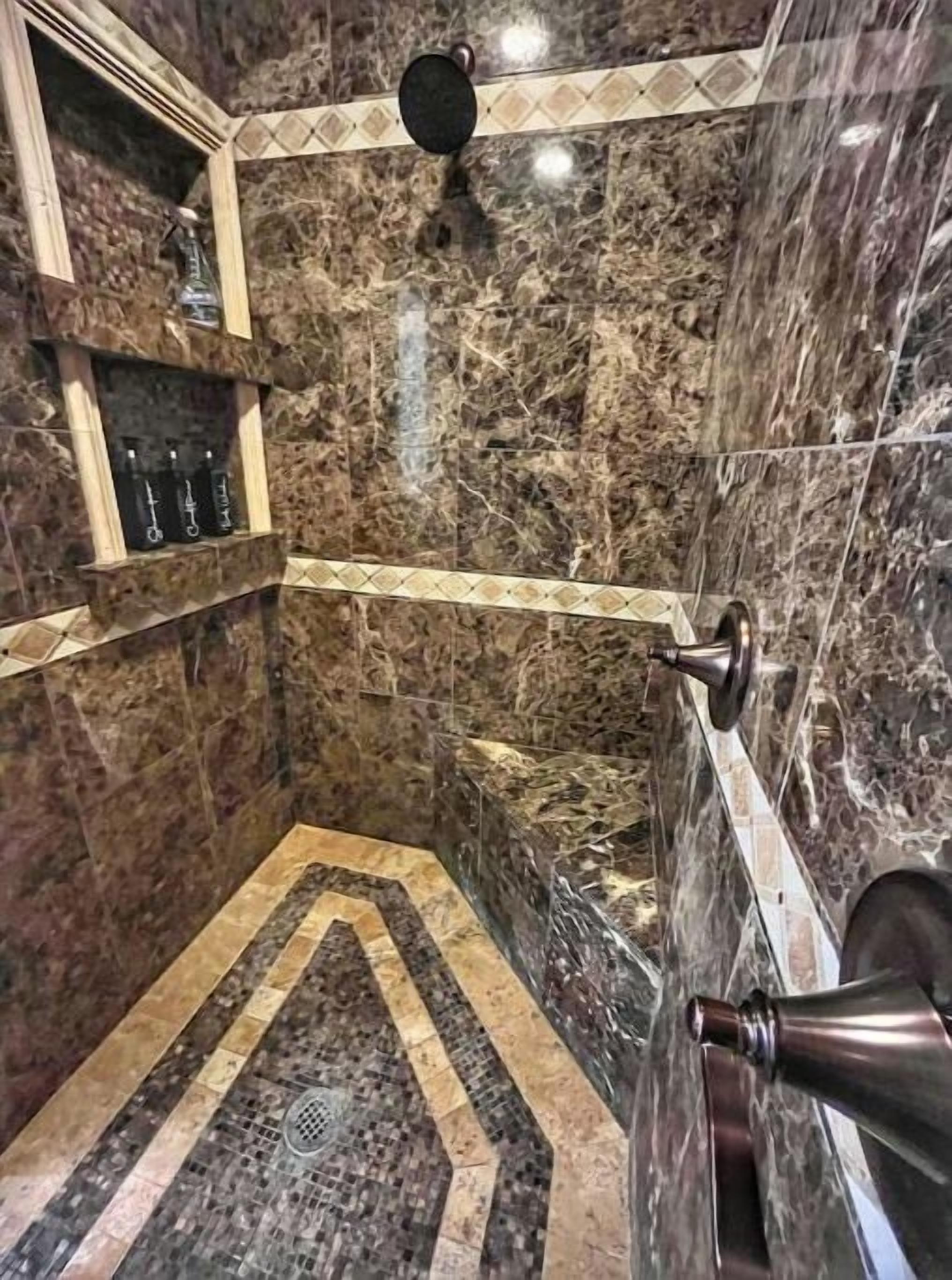 Een douche, een haardroger, handdoeken, zeep