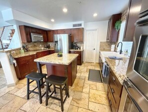 ثلاجة، ميكروويف، فرن، موقد طهي مسط�ح