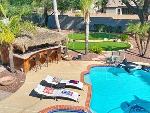 Una piscina al aire libre, una piscina climatizada