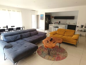 Smart TV, fireplace, stereo, offices