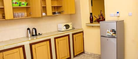 Een koelkast, een magnetron, een oven, een blender