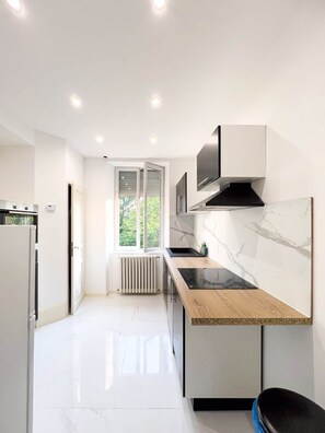 Fridge, microwave, oven, stovetop