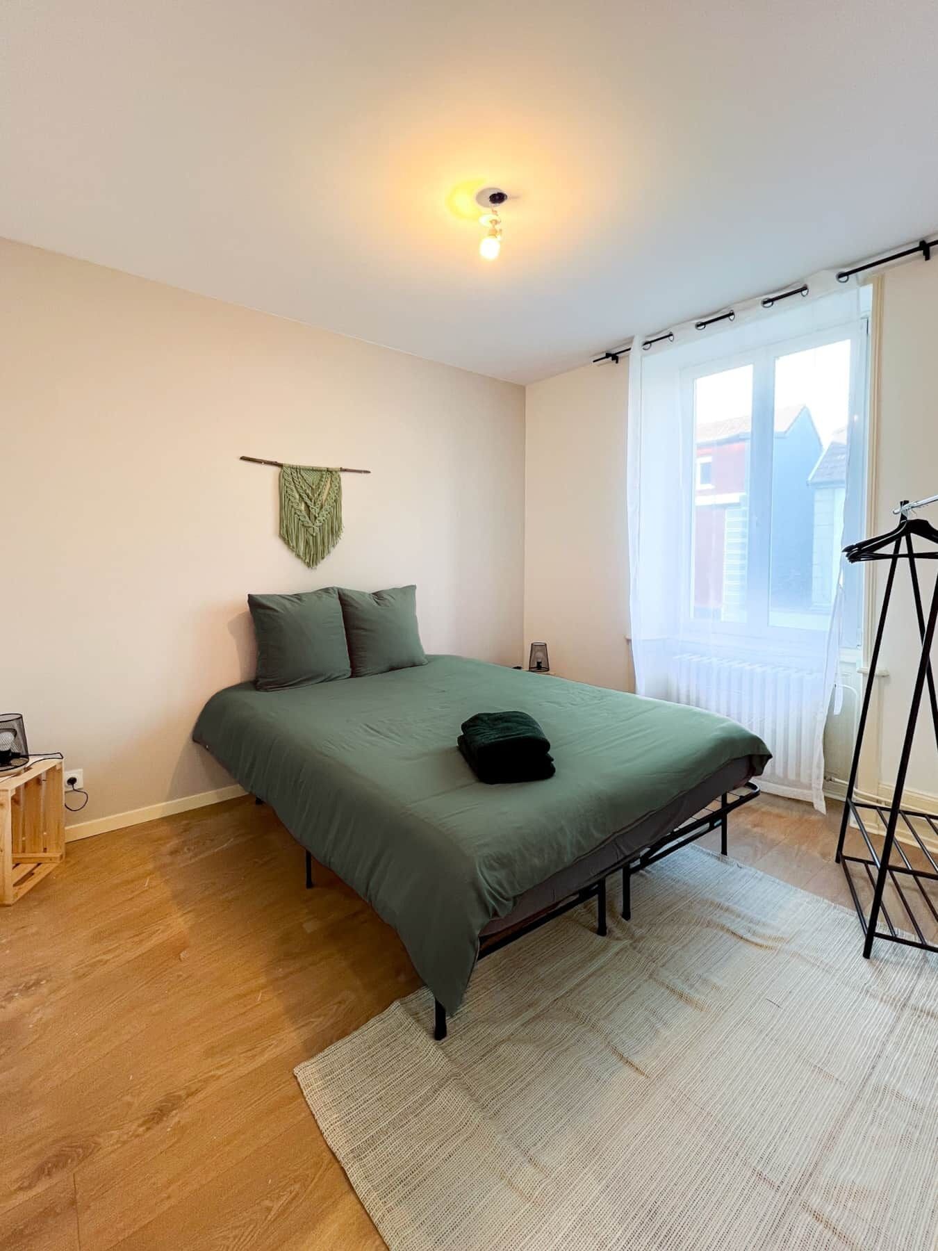Bedroom with memory foam bed 160 x 200 cm 1