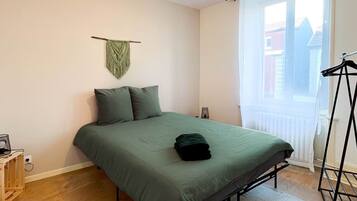Bedroom with memory foam bed 160 x 200 cm 1