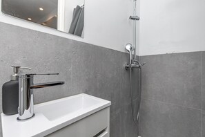 Shower, hair dryer, towels, soap - Charming Studio Located in the Heart of Lisbon (Lisboa)