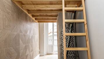 Tabla de planchar con plancha, cuna de viaje, wifi gratis y ropa de cama
