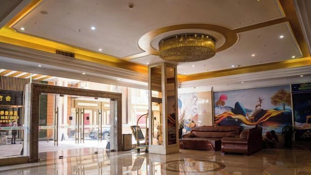 A spacious lobby with a polished floor, a large chandelier, and a seating area with sofas. - Victoria International Hotel (Kaiping Passenger Transport Terminal & Yihua Plaza Branch, Jiangmen) (Kaiping)
