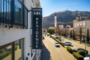 A hotel sign with 'HOTEL MM RESIDENCE' indicating a hotel with residence facilities.