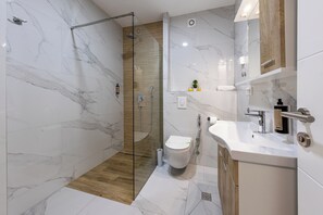 Dusche, Regendusche, Haartrockner, Hausschuhe