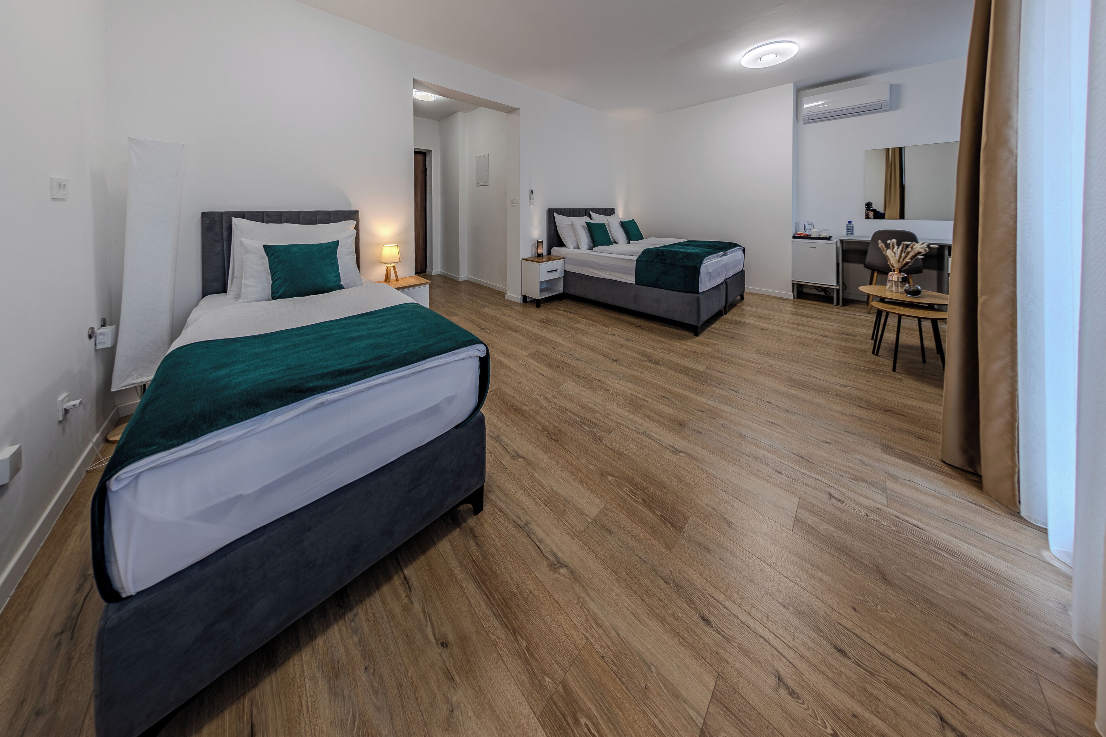 Una habitación de hotel moderna con dos camas, un escritorio y una silla.