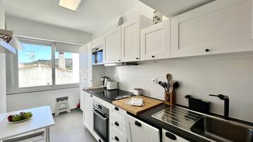 Jääkaappi, mikroaaltouuni, uuni, kahvin-/teenkeitin