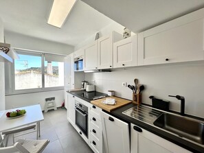 Fridge, microwave, oven, coffee/tea maker - LAGOS OCEAN BREEZE 1 by HOMING (Lagos)