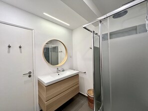 Baignoire, séchoir à cheveux, serviettes fournies