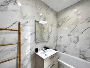 Badewanne, Haartrockner, Handtücher