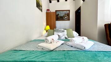 1 slaapkamer, een strijkplank/strijkijzer, gratis wifi, beddengoed