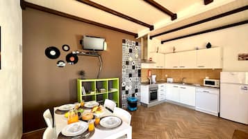 Fridge, microwave, oven, coffee/tea maker