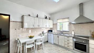 Een koelkast, een microgolfoven, een oven